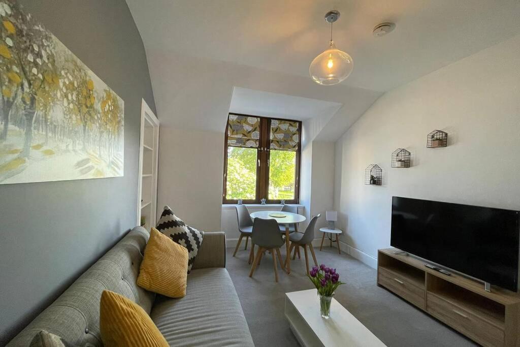 No 10 Immaculate City Centre, Top Floor 2 Bed Flat With Free Parking Inverness Dış mekan fotoğraf