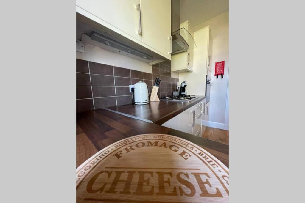 No 10 Immaculate City Centre, Top Floor 2 Bed Flat With Free Parking Inverness Dış mekan fotoğraf